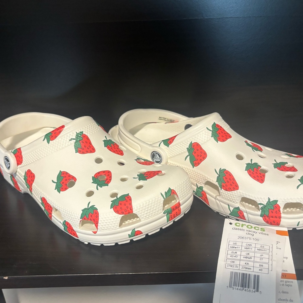 CROCS Classic Vacay Vibes Clog Strawberry print Mens 9 Womens 11 RARE